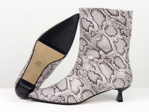 Жіночі шкіряні черевики зі зміїним принтом на підборах “Kitten Heel” Gino Figini