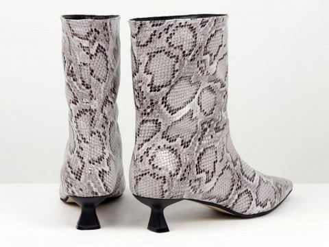 Жіночі шкіряні черевики зі зміїним принтом на підборах “Kitten Heel” Gino Figini