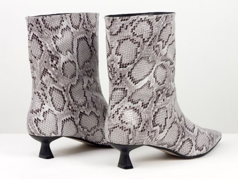 Жіночі шкіряні черевики зі зміїним принтом на підборах “Kitten Heel” Gino Figini