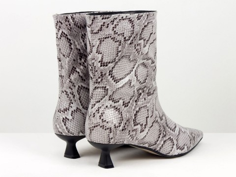 Жіночі шкіряні черевики зі зміїним принтом на підборах “Kitten Heel” Gino Figini