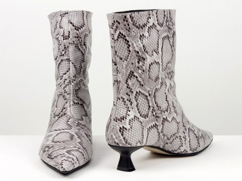 Жіночі шкіряні черевики зі зміїним принтом на підборах “Kitten Heel” Gino Figini