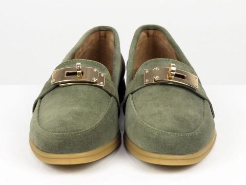 Вишукані жіночі лофери з натуральної замші кольору авокадо  з золотою фурнітурою