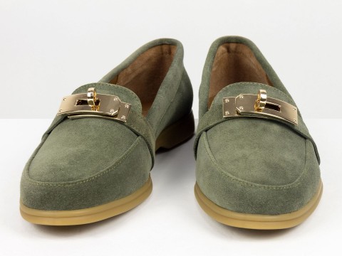 Вишукані жіночі лофери з натуральної замші кольору авокадо  з золотою фурнітурою