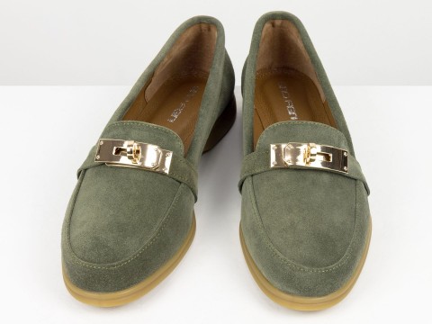 Вишукані жіночі лофери з натуральної замші кольору авокадо  з золотою фурнітурою