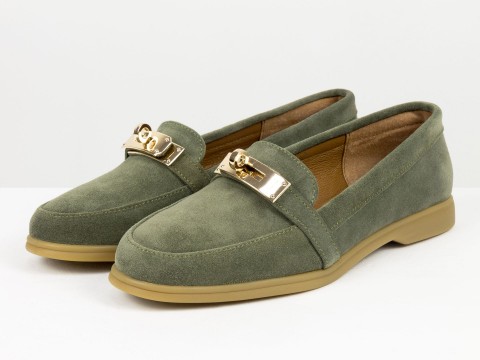 Вишукані жіночі лофери з натуральної замші кольору авокадо  з золотою фурнітурою