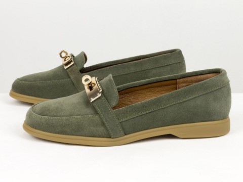 Вишукані жіночі лофери з натуральної замші кольору авокадо  з золотою фурнітурою