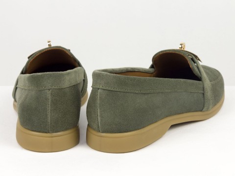 Вишукані жіночі лофери з натуральної замші кольору авокадо  з золотою фурнітурою