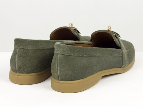 Вишукані жіночі лофери з натуральної замші кольору авокадо  з золотою фурнітурою