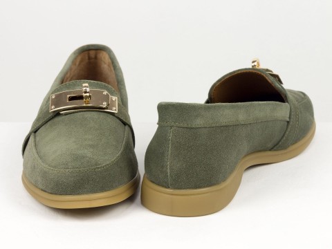 Вишукані жіночі лофери з натуральної замші кольору авокадо  з золотою фурнітурою