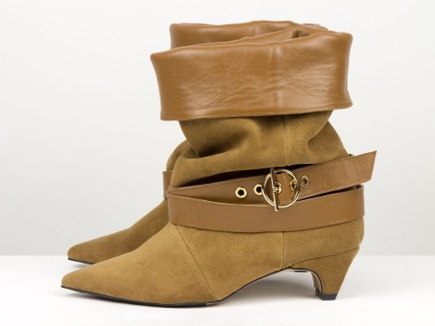 Ексклюзивні замшеві черевики з відворотом і ремінцем