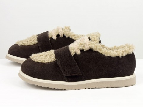 Жіночі осінні напівчеревики з натуральної замші коричневого кольору  та хутром "тедді"  на липучці