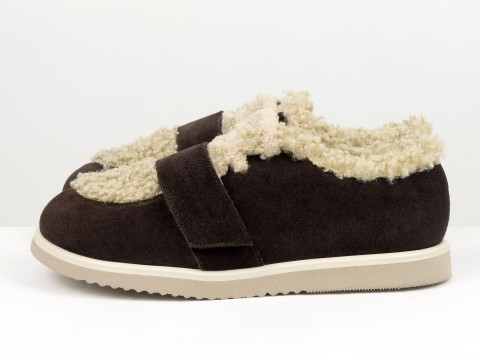 Жіночі осінні напівчеревики з натуральної замші коричневого кольору та хутром "тедді" на липучці