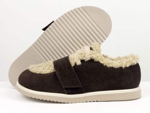 Жіночі осінні напівчеревики з натуральної замші коричневого кольору  та хутром "тедді"  на липучці