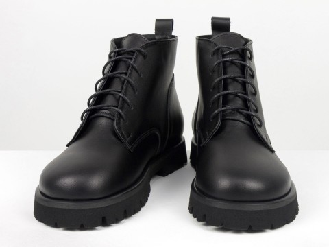 Женские черные кожаные ботинки  на утолщенной подошве 