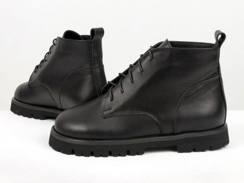 Женские черные кожаные ботинки  на утолщенной подошве 