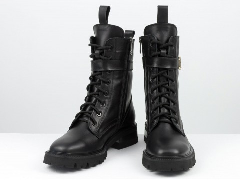 Жіночі чорні високі черевики з натуральної шкіри на шнурівці та ремінцем, Б-2322-01