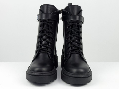 Жіночі чорні високі черевики з натуральної шкіри на шнурівці та ремінцем, Б-2331-01