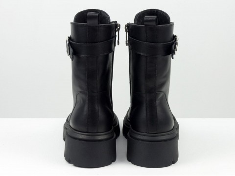 Жіночі чорні високі черевики з натуральної шкіри на шнурівці та ремінцем, Б-2331-01