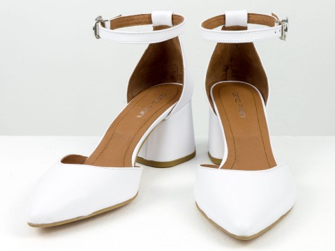 Класичні жіночі туфлі з ремінцем з натуральної шкіри білого кольору на бежевій підошві
