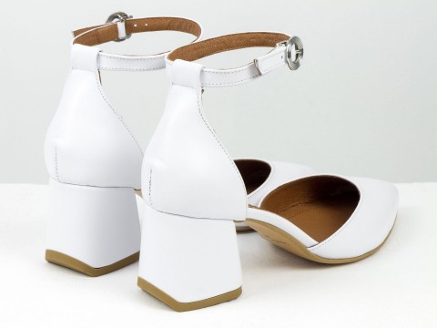 Класичні жіночі туфлі з ремінцем з натуральної шкіри білого кольору на бежевій підошві