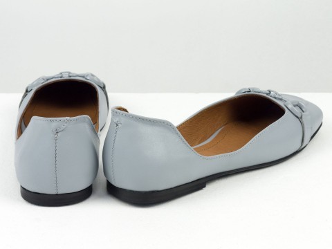 Літні туфлі з італійської шкіри світло-сірого кольору на низькому ходу з ланцюжком попереду, Т-2227-09
