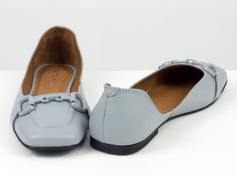 Літні туфлі з італійської шкіри світло-сірого кольору на низькому ходу з ланцюжком попереду, Т-2227-09