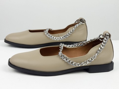 Туфлі з італійської шкіри бежевого кольору на низькому ходу зі срібним ланцюжком, Т-2113-12