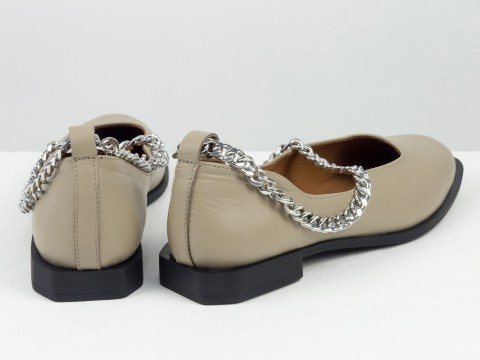 Туфлі з італійської шкіри бежевого кольору на низькому ходу зі срібним ланцюжком, Т-2113-12