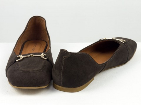 Літні туфлі з італійської шкіри коричневого кольору на низькому ходу із золотим ланцюжком спереду , Т-2227-10