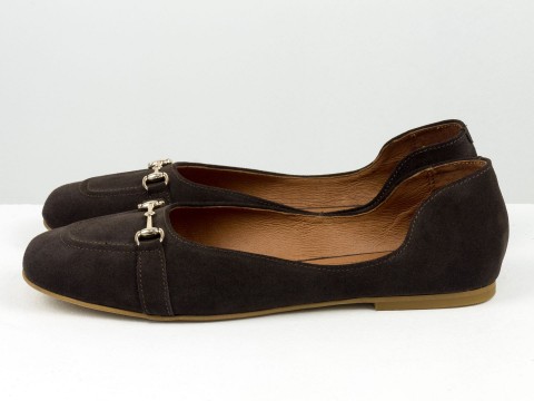Женские коричневые туфли на низком ходу из натуральной замши с золотой цепочкой спереди, Т-2227-10