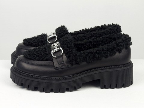 Жіночі осінні туфлі-лофери на тракторній підошві з натуральної шкіри чорного кольору зі срібним ланцюжком, Т-2333-03