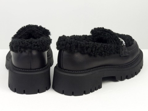Жіночі осінні  туфлі-лофери на тракторній підошві з натуральної шкіри чорного кольору зі срібним ланцюжком та хутром  "тедді "