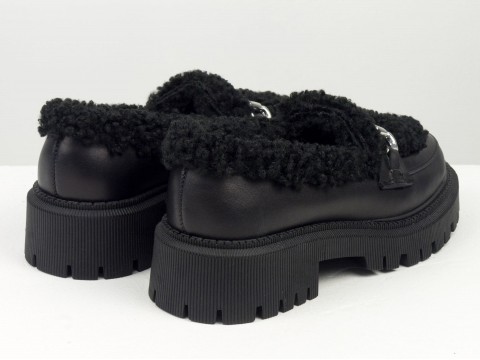 Жіночі осінні  туфлі-лофери на тракторній підошві з натуральної шкіри чорного кольору зі срібним ланцюжком та хутром  "тедді "