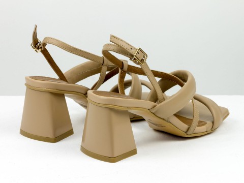 Дизайнерські туфлі на невисокому каблучці з натуральної італійської шкіри кольору капучино