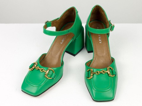 Дизайнерські босоніжки на невисокому каблучці з натуральної італійської шкіри зеленого кольору "лайм" із золотою фурнітурою, С-2211/1-02