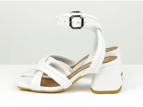 Дизайнерские белые босоножки на небольшом каблуке выполнены из натуральной итальянской кожи, С-2123/1-01