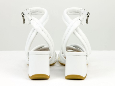 Дизайнерські білі босоніжки на обтяжних стійких підборах з натуральної італійської шкіри.