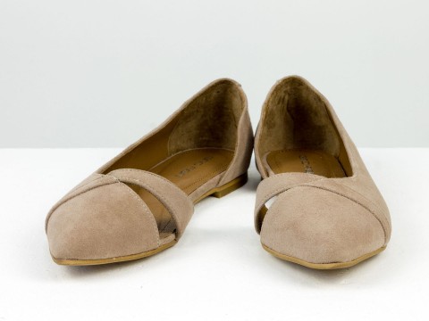 Жіночі туфлі на низькому ходу з натуральної замші бежевого кольору.