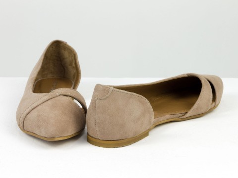 Жіночі туфлі на низькому ходу з натуральної замші бежевого кольору.