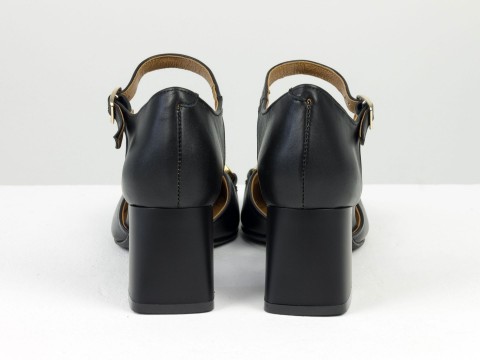 Дизайнерские черные  босоножки на необтяжном каблуке из натуральной итальянской кожи с золотой фурнитурой, С-2211-05