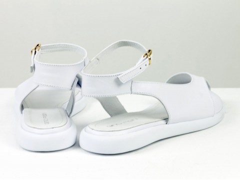 Дизайнерские женские босоножки с ремешком на облегченной подошве из натуральной кожи белого цвета, С-2221-03