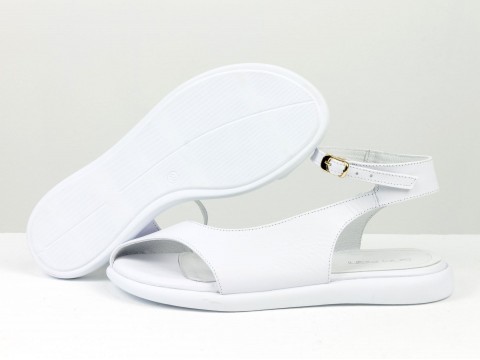 Дизайнерські жіночі босоніжки з ремінцем на полегшеній підошві з натуральної шкіри білого кольору, С-2221-03