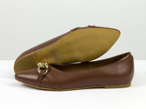 Літні туфлі з італійської шкіри коричневого кольору на низькому ходу із золотим ланцюжком попереду , Т-2109-06