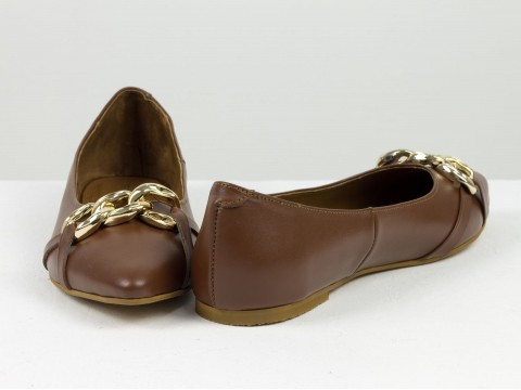 Літні туфлі з італійської шкіри коричневого кольору на низькому ходу із золотим ланцюжком попереду , Т-2109-06