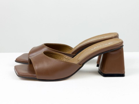 Дизайнерские шлепанцы коричневого цвета  на обтяжном  каблуке из натуральной итальянской кожи, С-2216-05