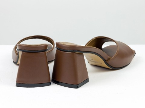 Дизайнерські шльопанці коричневого кольору на обтяжних підборах з натуральної італійської шкіри.