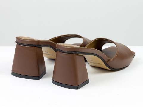 Дизайнерські шльопанці рудо-коричневого кольору на обтяжних підборах з натуральної італійської шкіри.