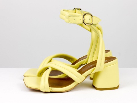 Дизайнерские желтые босоножки на обтяжном каблуке выполнены из натуральной итальянской кожи,С-2123/1-02