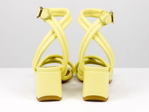 Дизайнерські жовті босоніжки на обтяжних стійких підборах з натуральної італійської шкіри.
