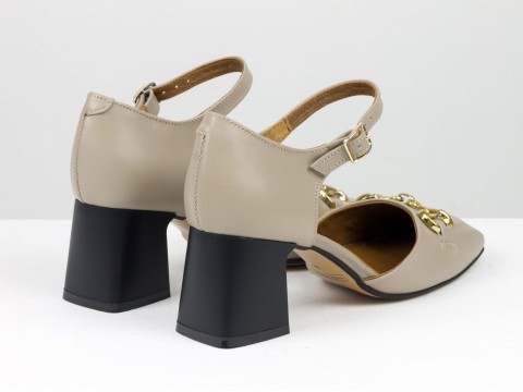 Дизайнерские босоножки на невысоком каблуке из натуральной итальянской кожи бежевого цвета с золотой фурнитурой, С-2211-03